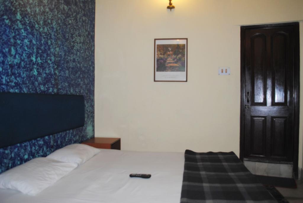 Hotel Esplanade Chambers Calcutá Quarto foto